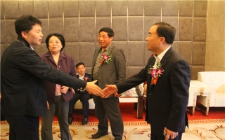 國家發(fā)展改革委資源節(jié)約與環(huán)境保護司牛波處長（和劉總握手）、全國墻材革新工作委員會會長滕軍力（女士）