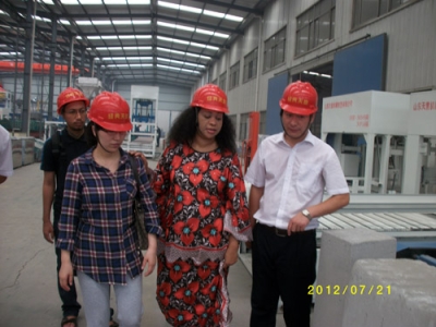 2012.7.21日坦桑尼亞總統(tǒng)夫人來(lái)我公司參觀指導(dǎo)、洽談合作